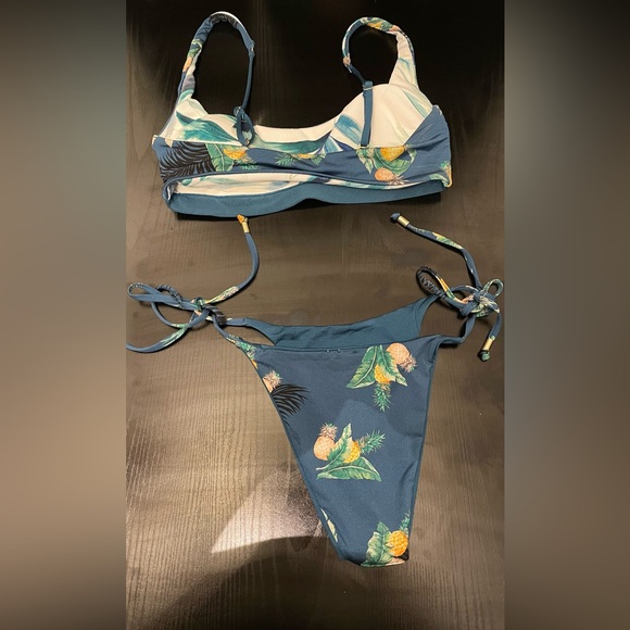 Everyday Sunday Reversible tropical bikini small - Picture 3 of 3